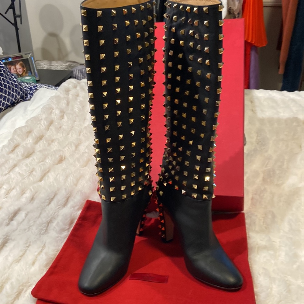 ENTRANCE MAKER AUTHENTIC VALENTINO TRADEMARK GLD STUD BLK BOOTS